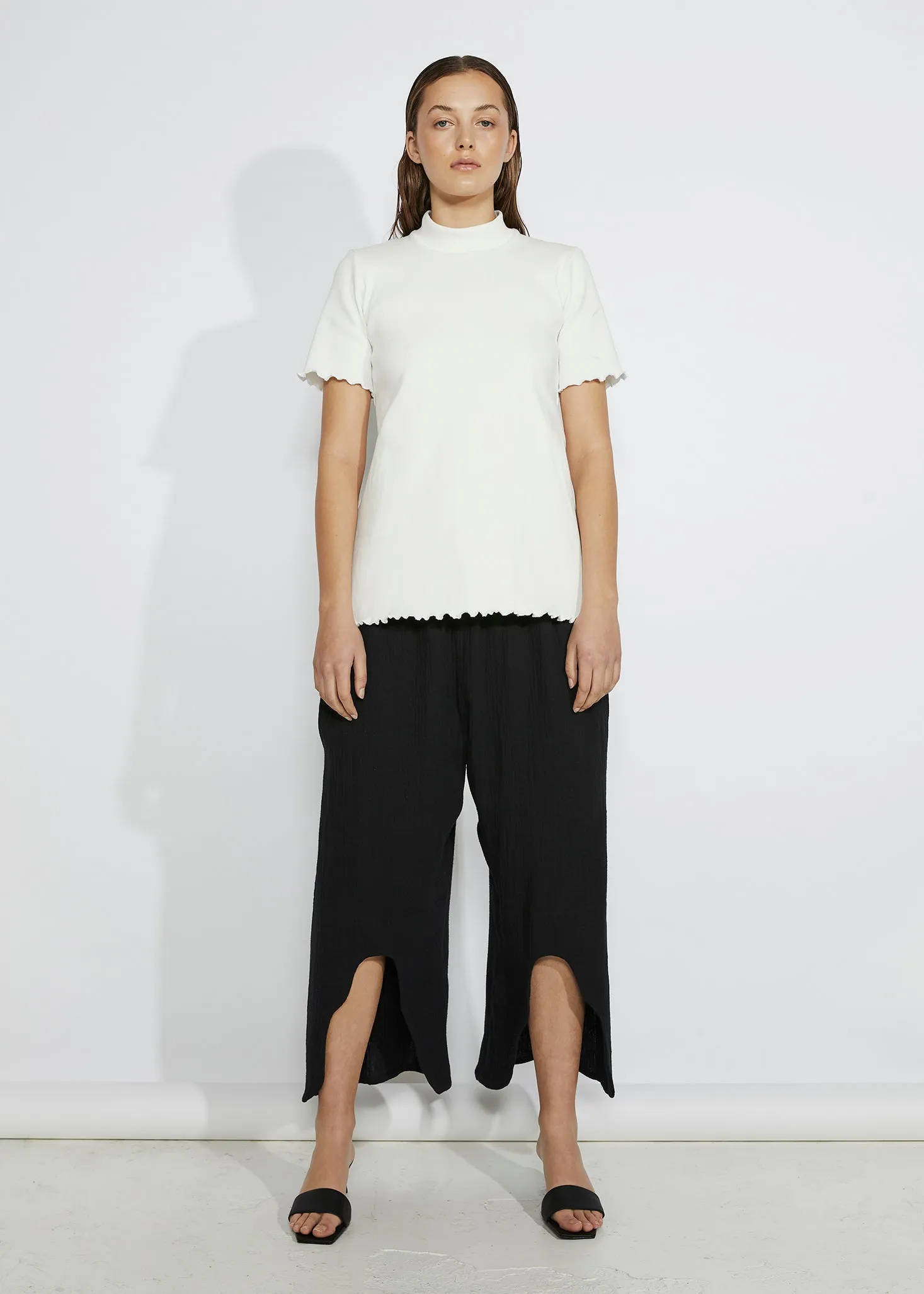 DISTORT CULOTTES [ Black Crinkle Cotton Wide Leg Pants, Wavy Cutout ]