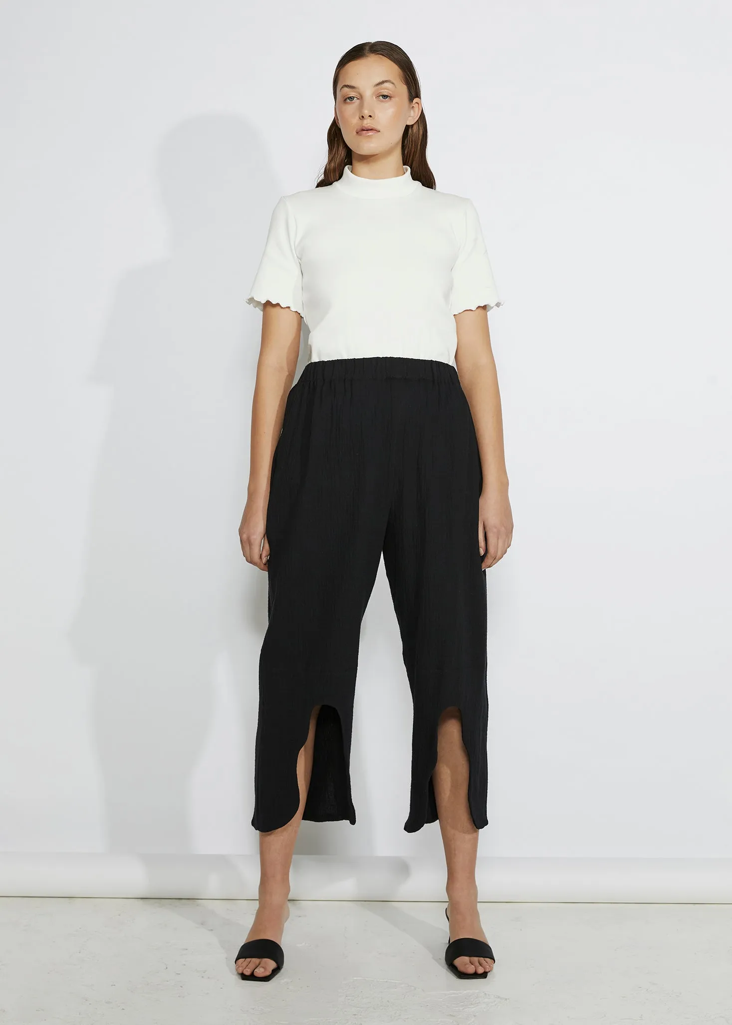 DISTORT CULOTTES [ Black Crinkle Cotton Wide Leg Pants, Wavy Cutout ]