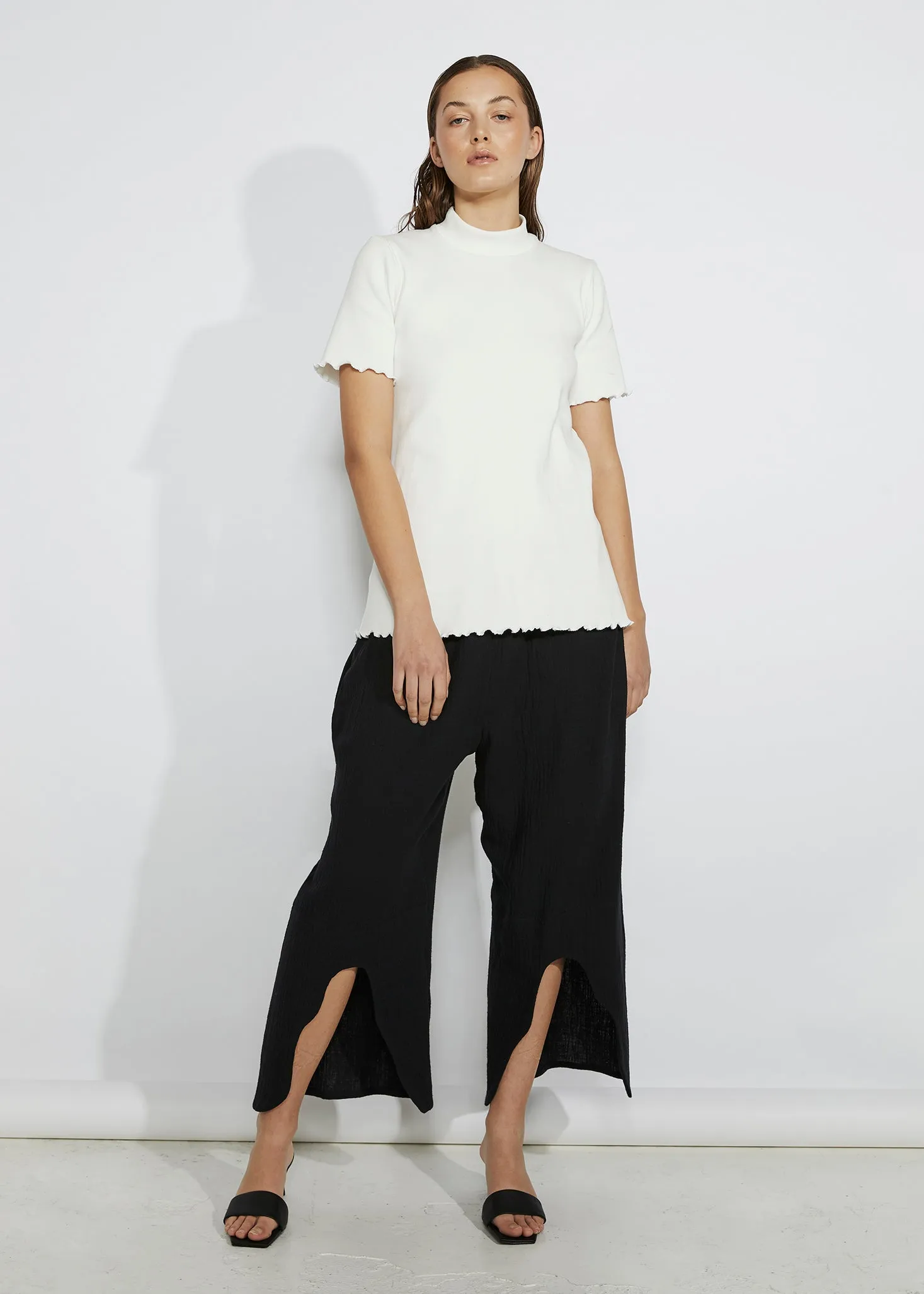 DISTORT CULOTTES [ Black Crinkle Cotton Wide Leg Pants, Wavy Cutout ]